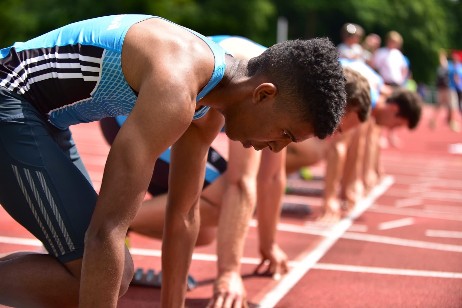 Läufer an der Startlinie eines Sprints