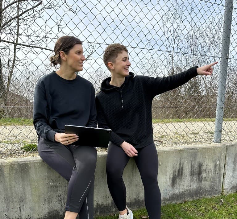 Die beiden Gründerinnen von TrackAthlete mit ihrem Tablet in der Hand