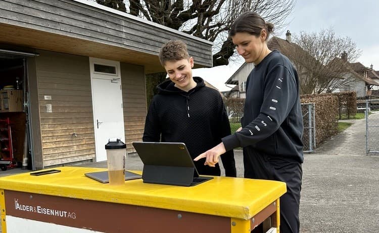 Die beiden Gründerinnen von TrackAthlete nutzen die App auf dem Tablet